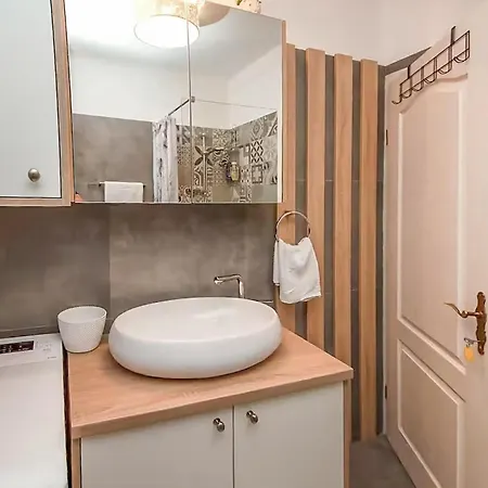 Stunning In Vakantiehuis Brnjica